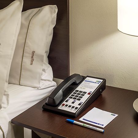 ฮอลิเดย์อินน์ เอ็กซ์เพรส ไกวมัส Guaymas ภายนอก รูปภาพ A telephone in a hotel room