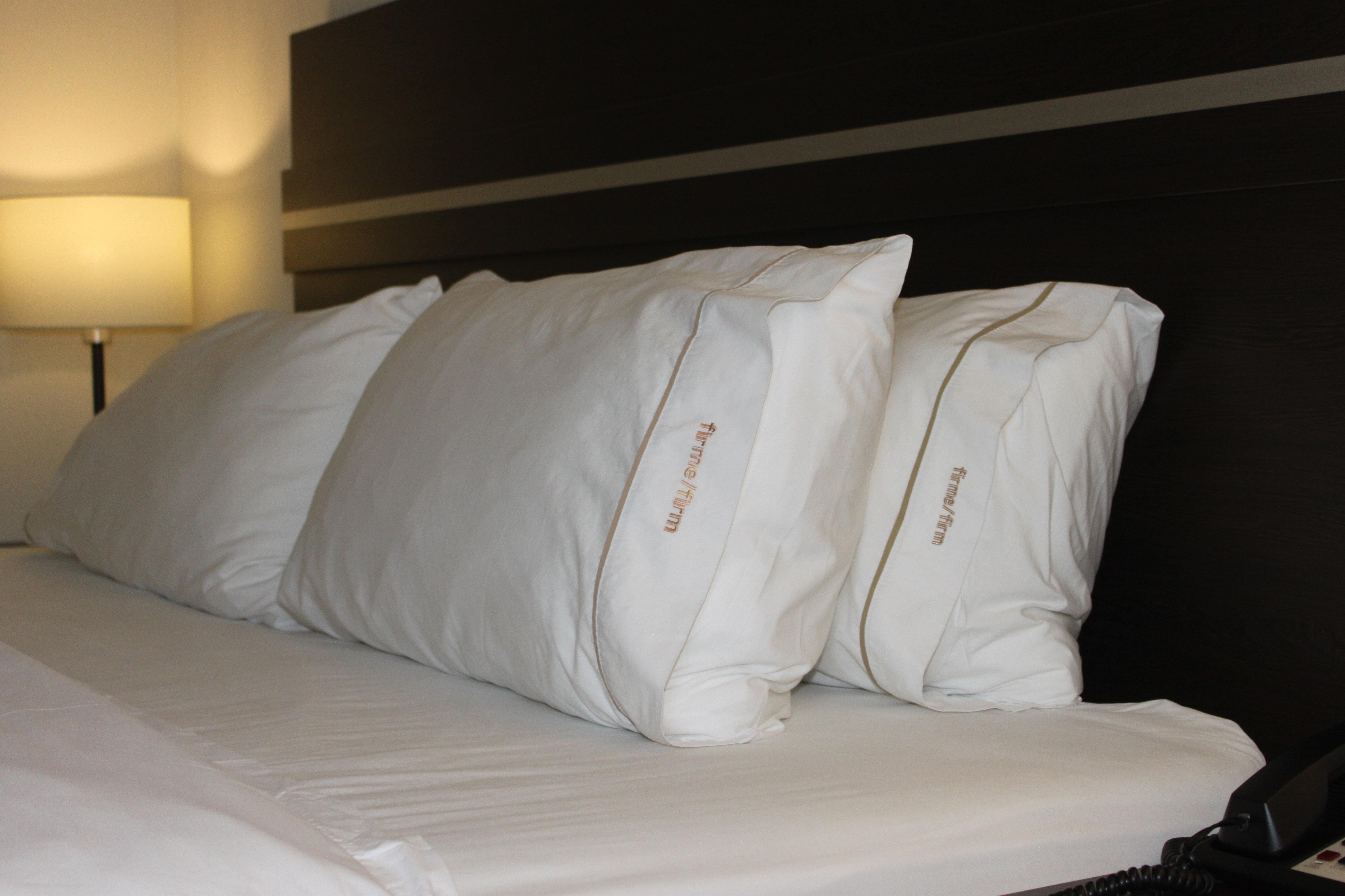 ฮอลิเดย์อินน์ เอ็กซ์เพรส ไกวมัส Guaymas ภายนอก รูปภาพ Pillows on a bed