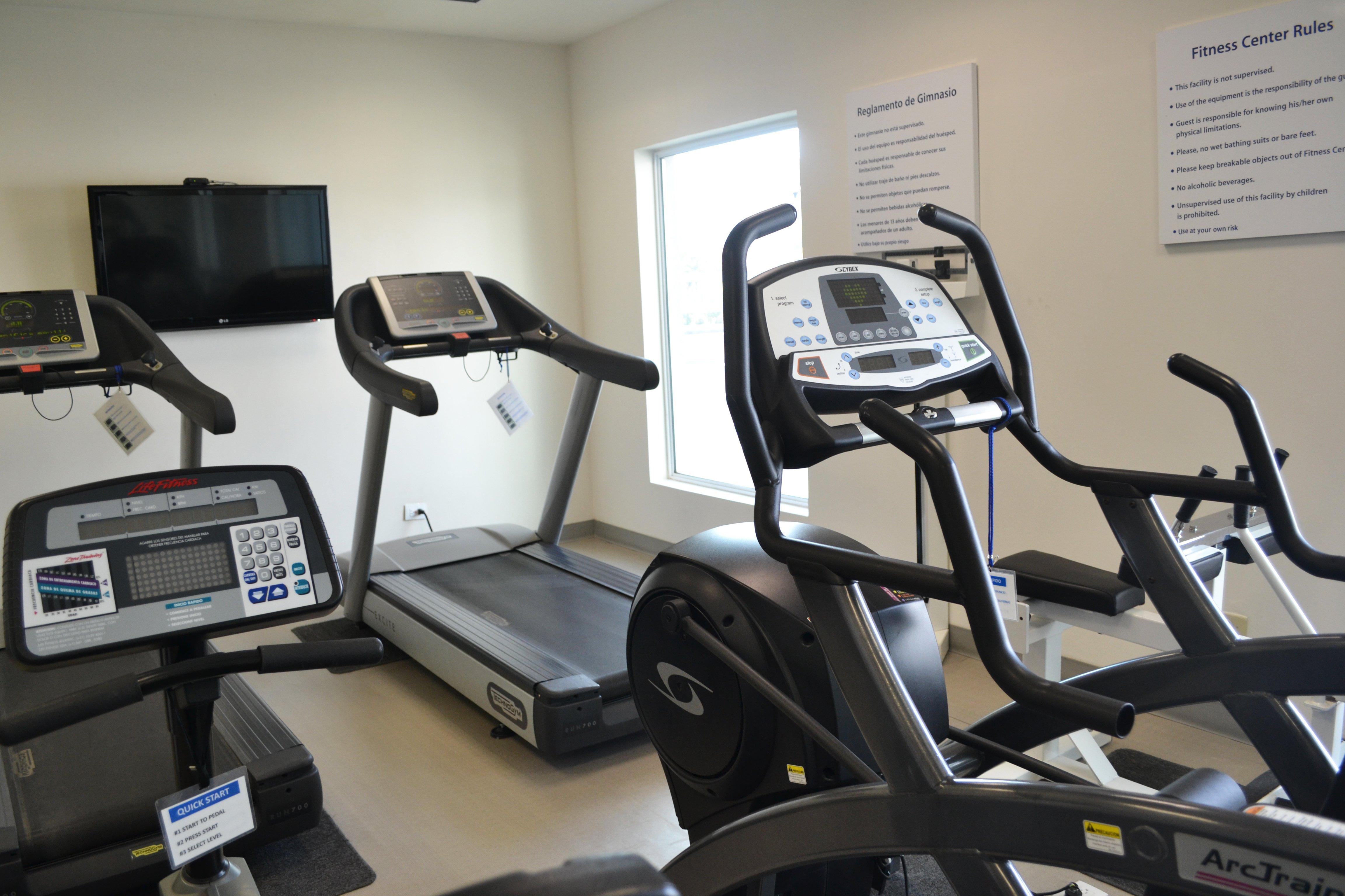 ฮอลิเดย์อินน์ เอ็กซ์เพรส ไกวมัส Guaymas ภายนอก รูปภาพ A typical gym
