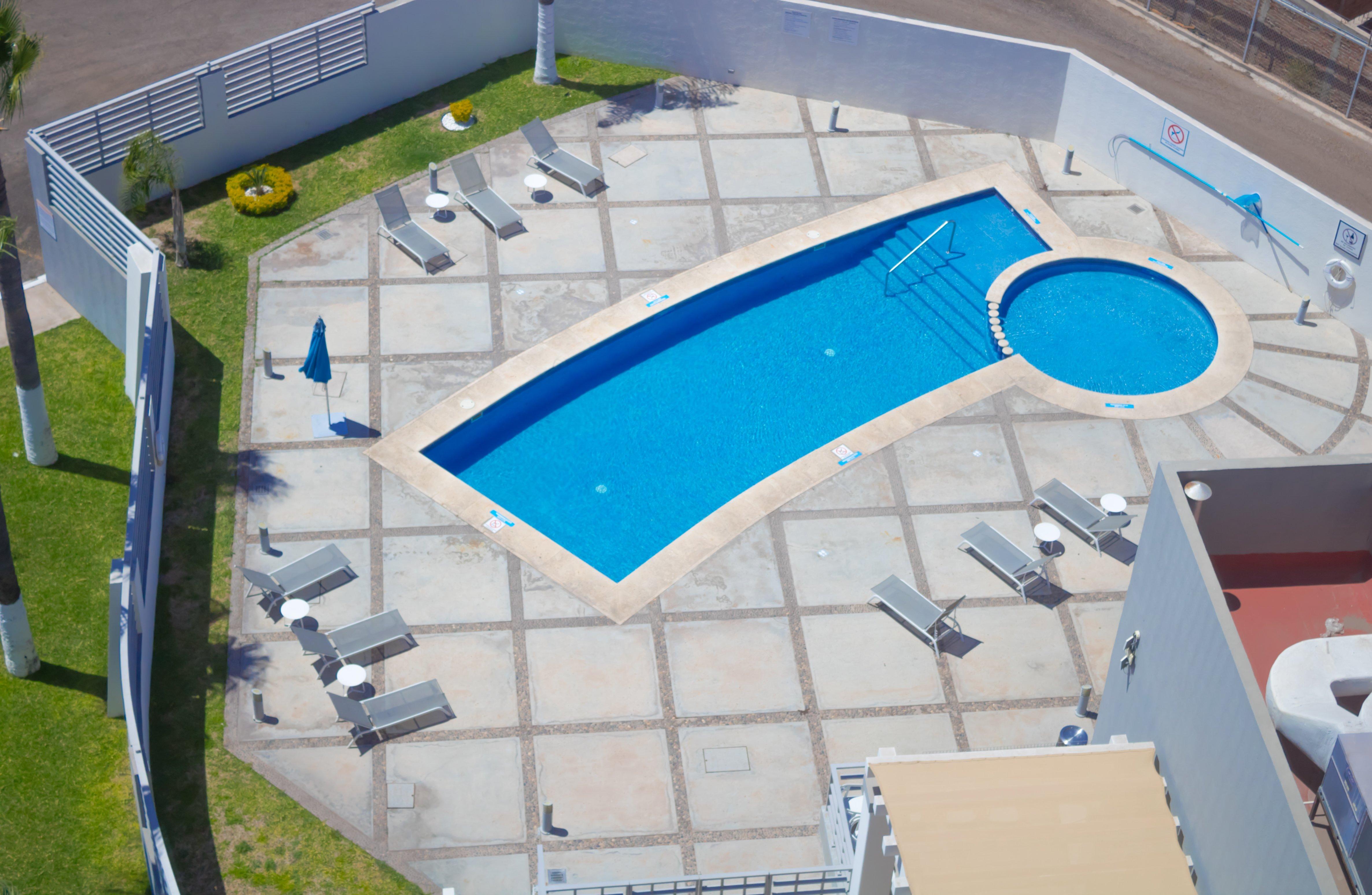 ฮอลิเดย์อินน์ เอ็กซ์เพรส ไกวมัส Guaymas ภายนอก รูปภาพ Aerial view of a swimming pool
