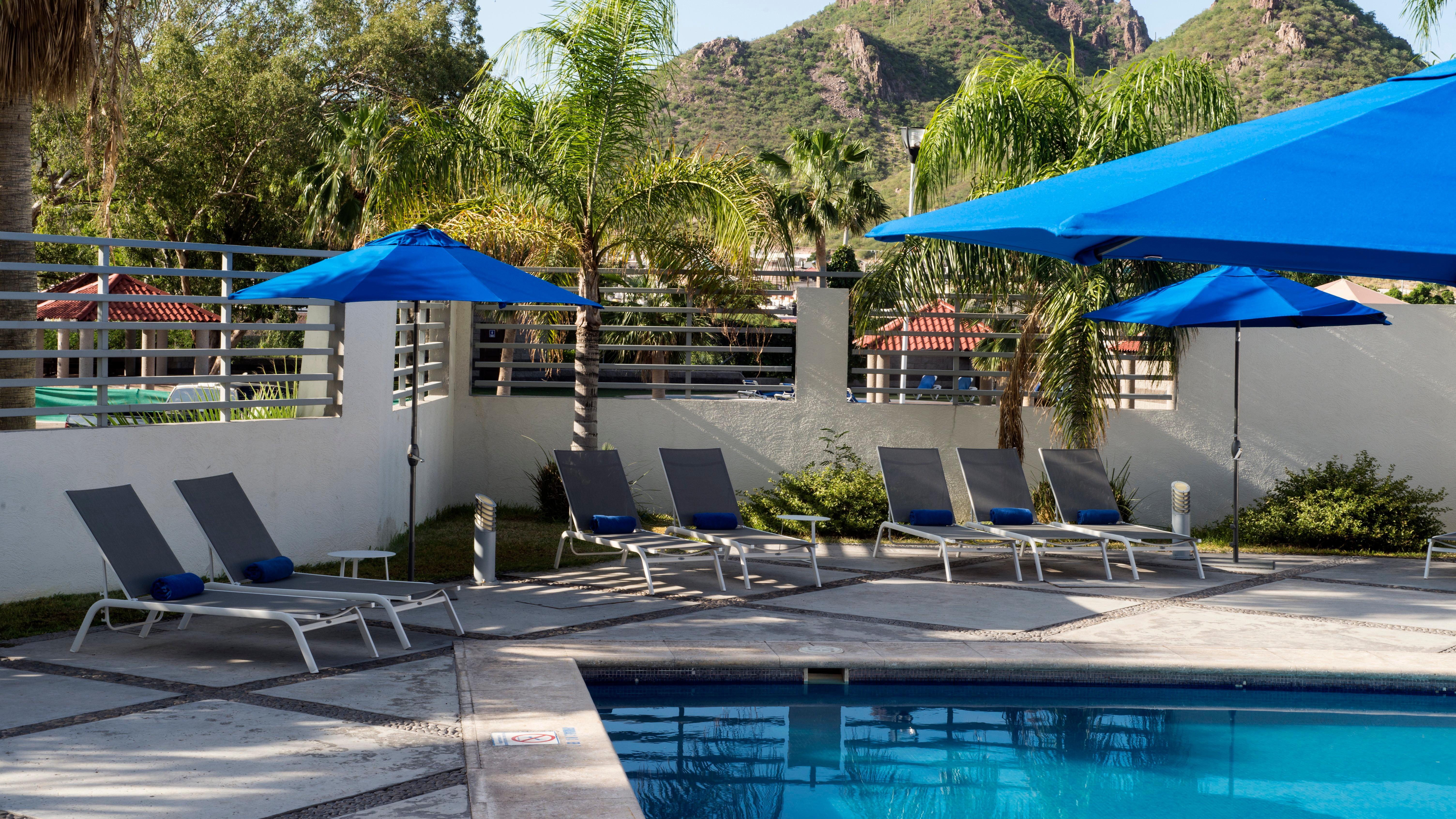ฮอลิเดย์อินน์ เอ็กซ์เพรส ไกวมัส Guaymas ภายนอก รูปภาพ The pool at the Beverly Hills Hotel