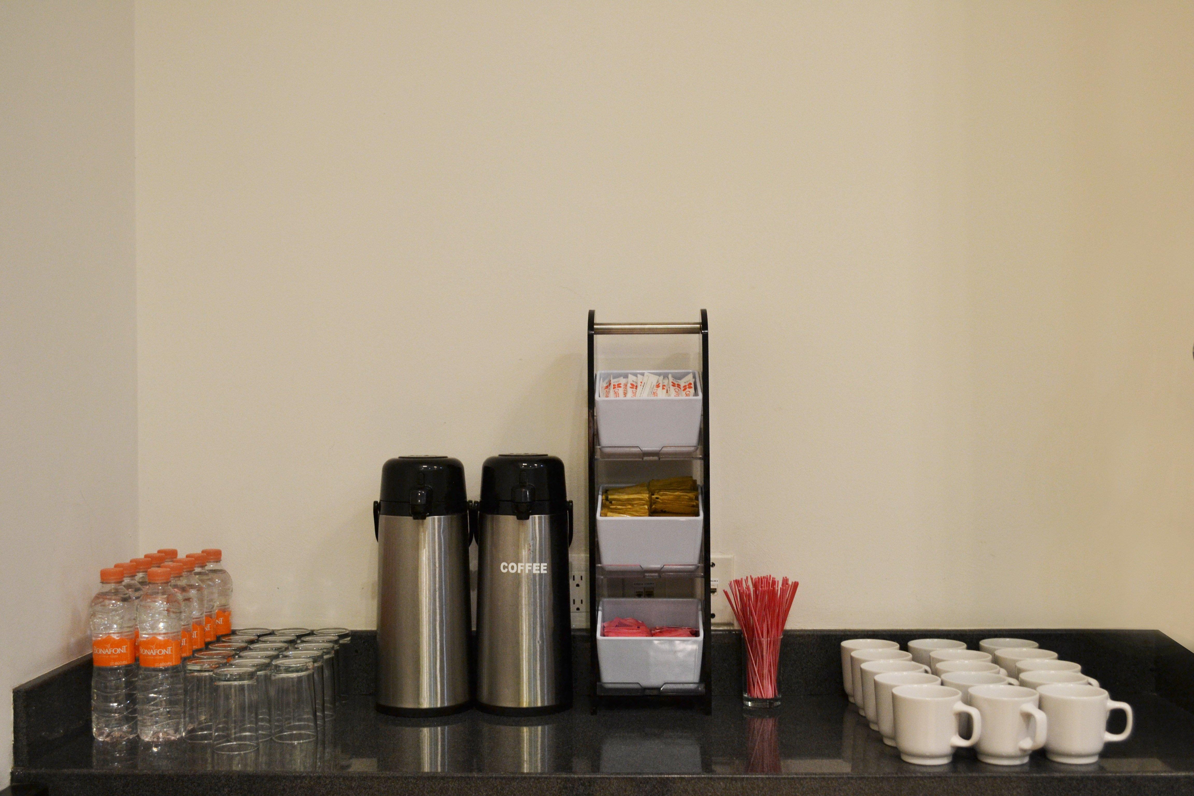 ฮอลิเดย์อินน์ เอ็กซ์เพรส ไกวมัส Guaymas ภายนอก รูปภาพ Coffee station