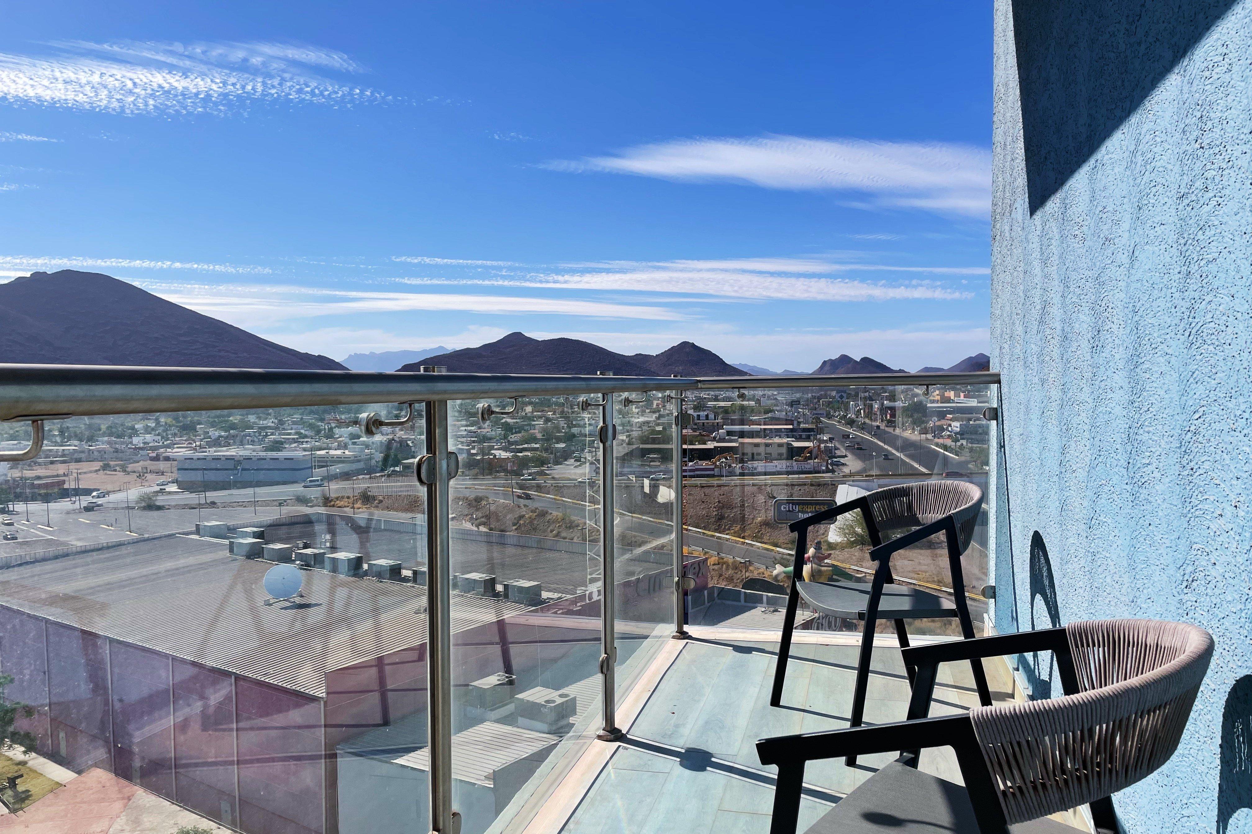 ฮอลิเดย์อินน์ เอ็กซ์เพรส ไกวมัส Guaymas ภายนอก รูปภาพ View from the balcony of a suite at the M Resort