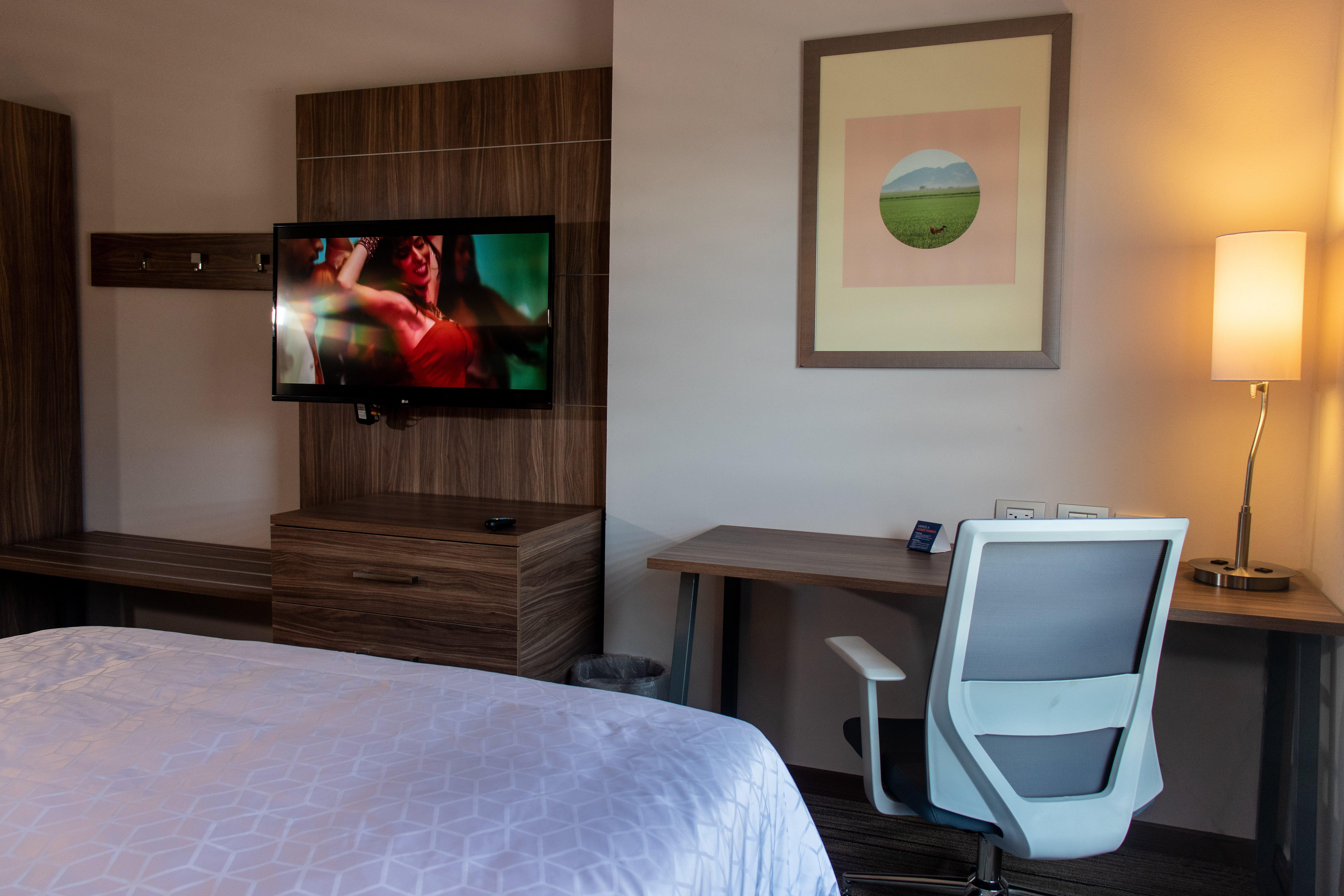 ฮอลิเดย์อินน์ เอ็กซ์เพรส ไกวมัส Guaymas ภายนอก รูปภาพ A room at the Hilton Garden Inn in San Francisco