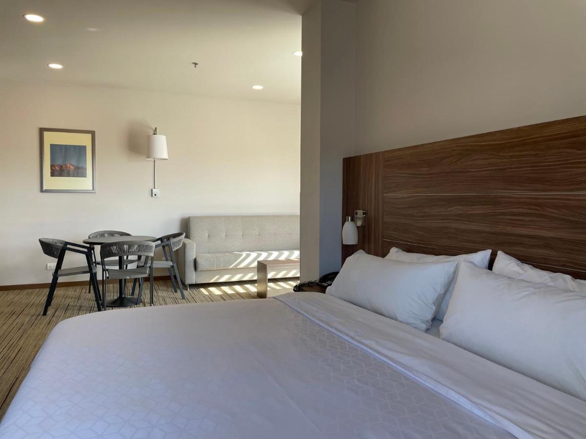 ฮอลิเดย์อินน์ เอ็กซ์เพรส ไกวมัส Guaymas ภายนอก รูปภาพ A room at the hotel
