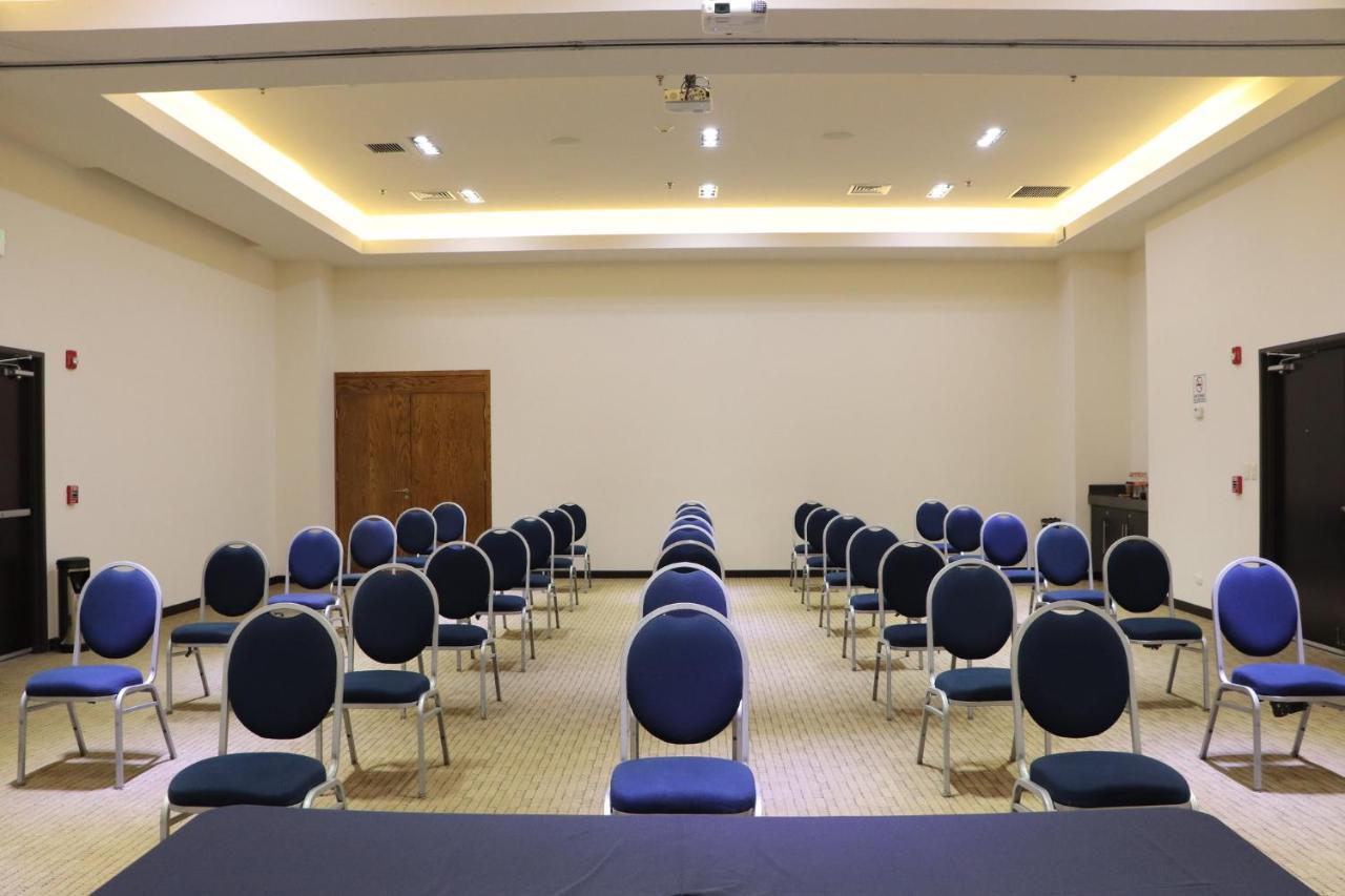 ฮอลิเดย์อินน์ เอ็กซ์เพรส ไกวมัส Guaymas ภายนอก รูปภาพ A meeting room at the hotel