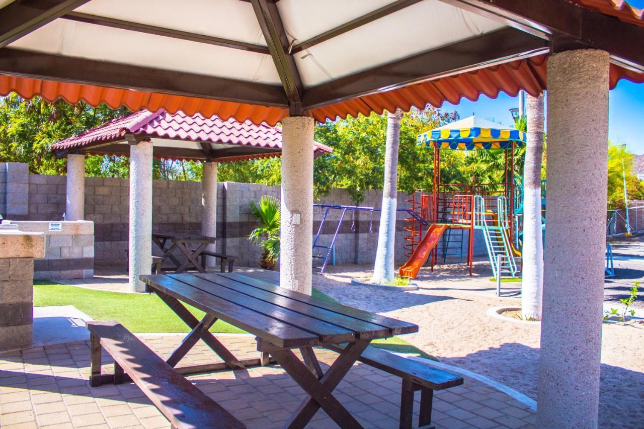 ฮอลิเดย์อินน์ เอ็กซ์เพรส ไกวมัส Guaymas ภายนอก รูปภาพ Playground at the school