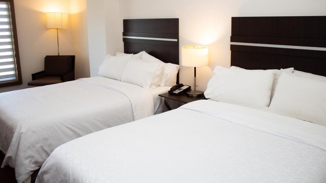 ฮอลิเดย์อินน์ เอ็กซ์เพรส ไกวมัส Guaymas ภายนอก รูปภาพ A typical room at the Hilton Garden Inn