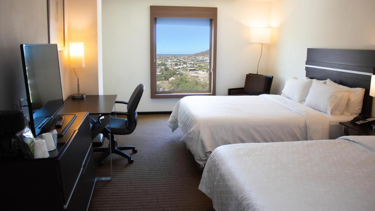 ฮอลิเดย์อินน์ เอ็กซ์เพรส ไกวมัส Guaymas ภายนอก รูปภาพ A typical room at the Hilton Garden Inn in Albuquerque, New Mexico