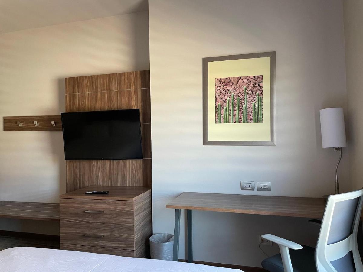 ฮอลิเดย์อินน์ เอ็กซ์เพรส ไกวมัส Guaymas ภายนอก รูปภาพ A room at the hotel