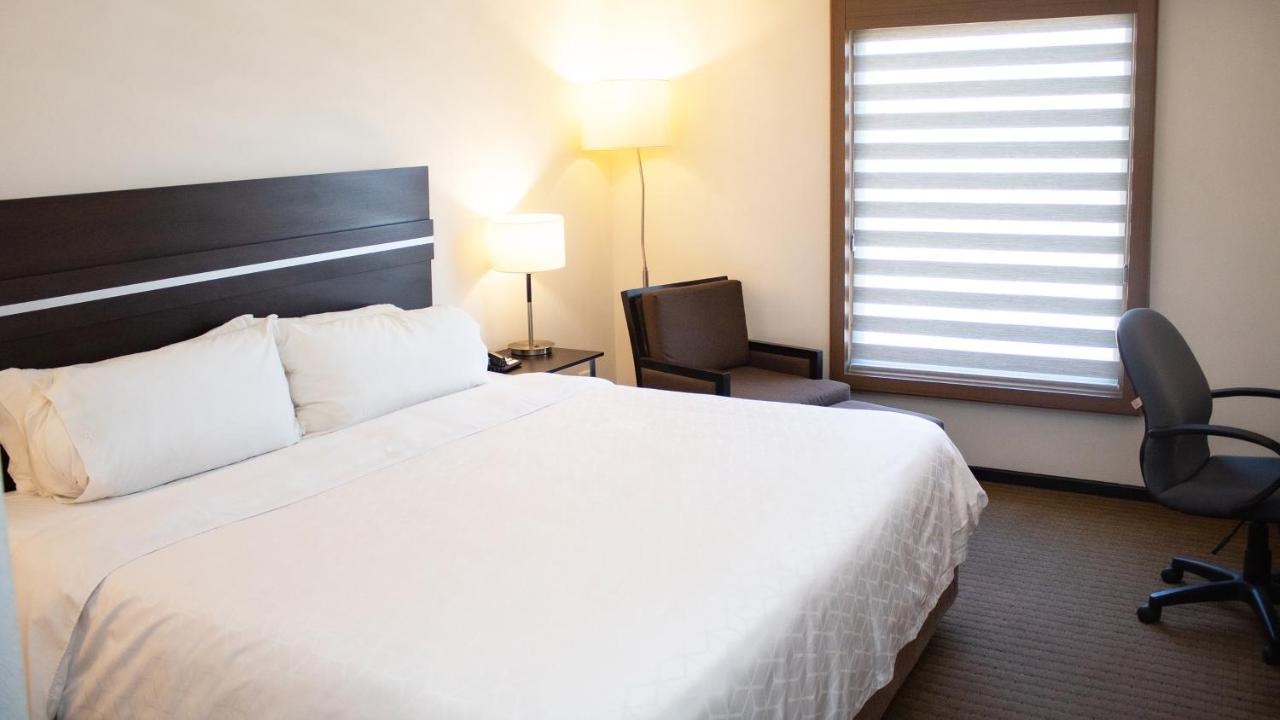 ฮอลิเดย์อินน์ เอ็กซ์เพรส ไกวมัส Guaymas ภายนอก รูปภาพ A typical room at the hotel
