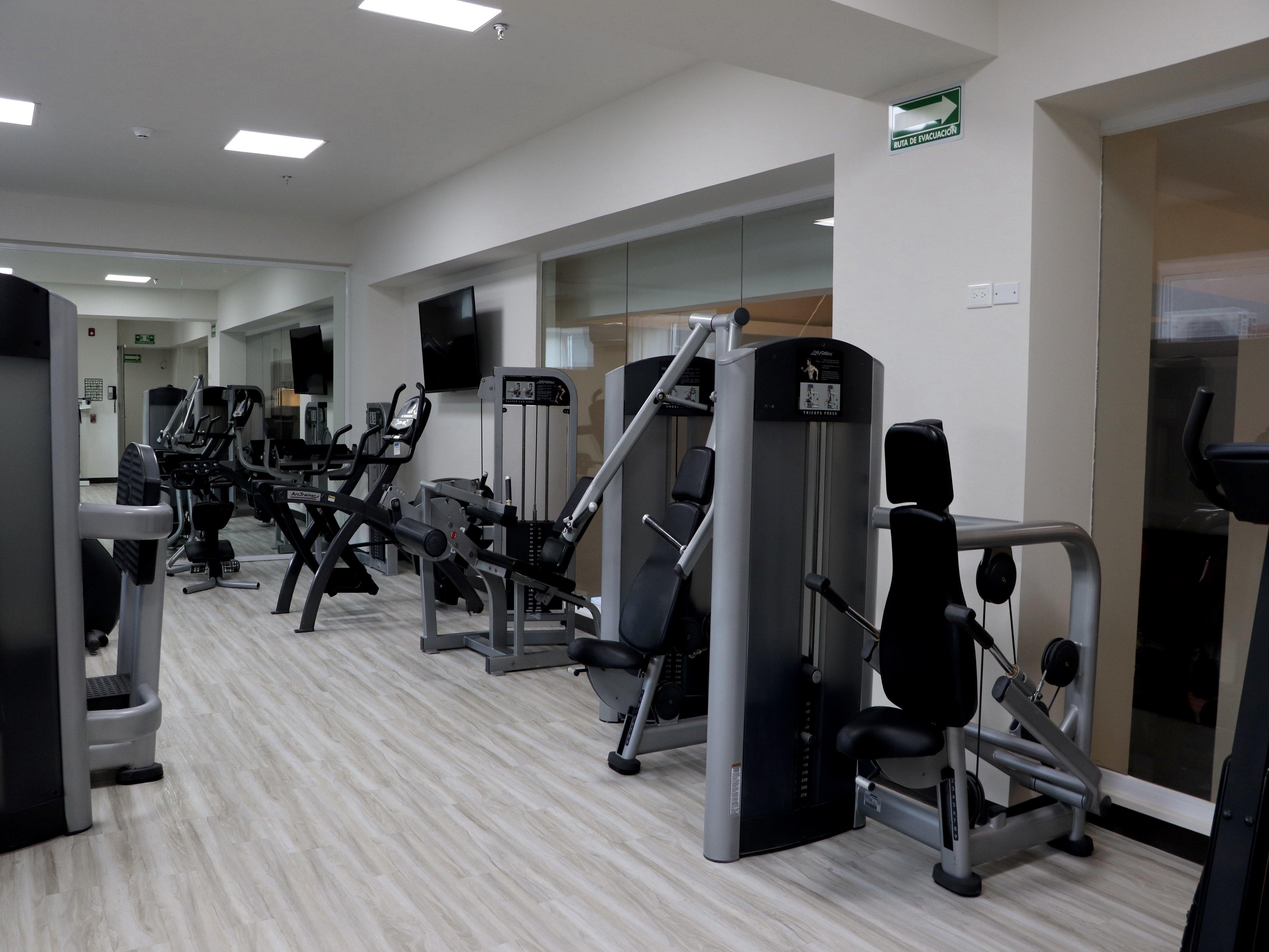 ฮอลิเดย์อินน์ เอ็กซ์เพรส ไกวมัส Guaymas ภายนอก รูปภาพ The gym at the hotel
