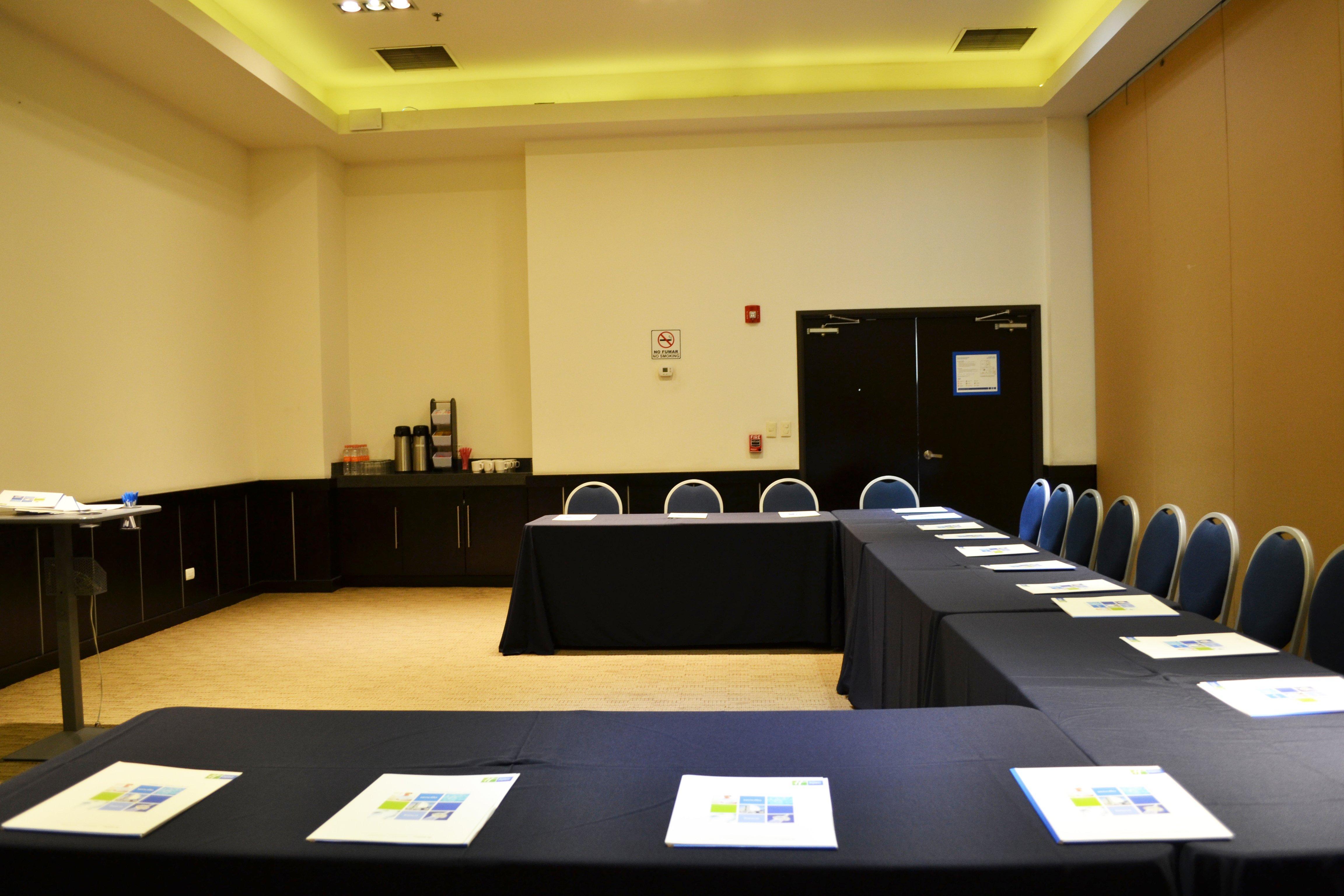 ฮอลิเดย์อินน์ เอ็กซ์เพรส ไกวมัส Guaymas ภายนอก รูปภาพ A meeting room at the hotel