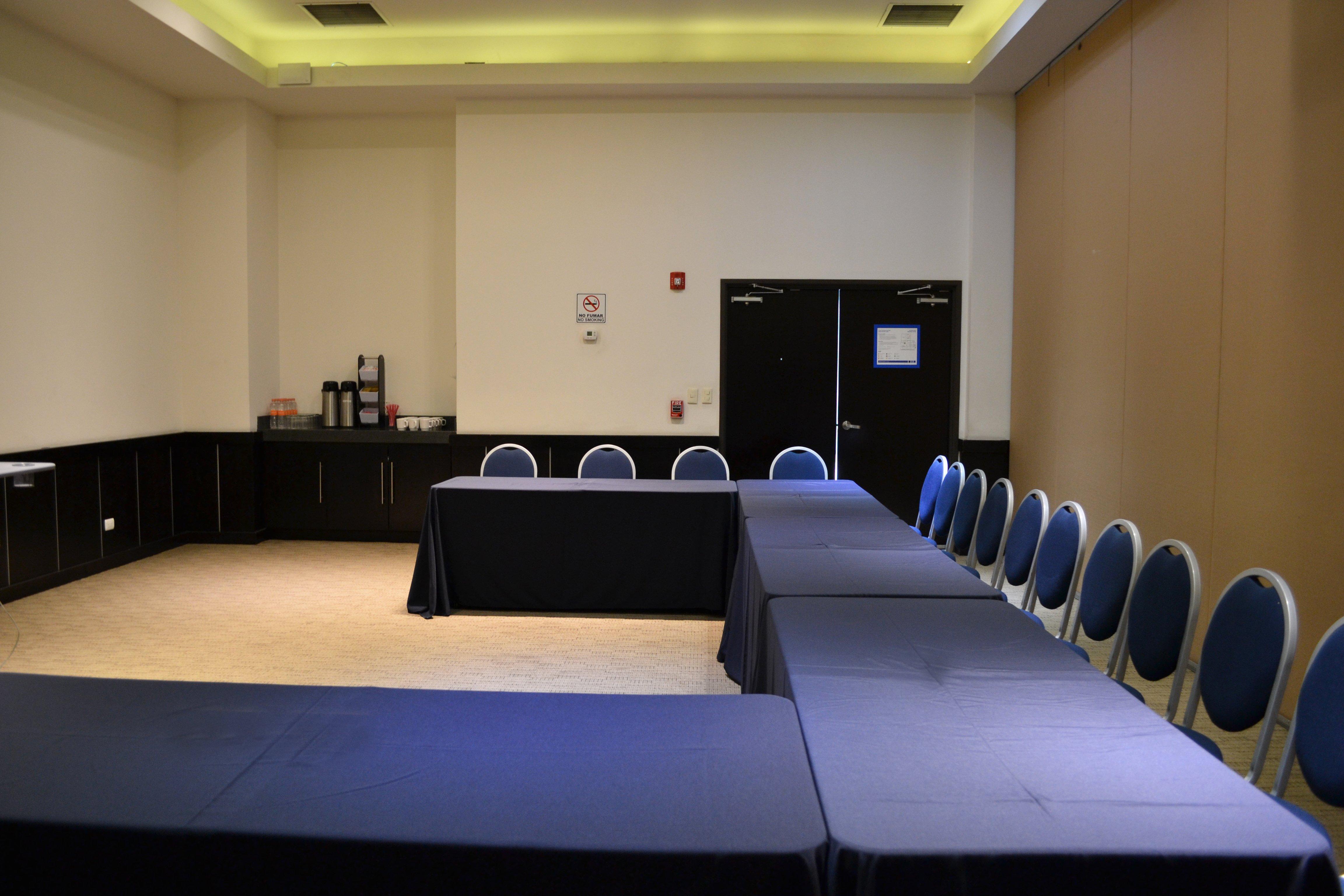 ฮอลิเดย์อินน์ เอ็กซ์เพรส ไกวมัส Guaymas ภายนอก รูปภาพ A meeting room at the hotel