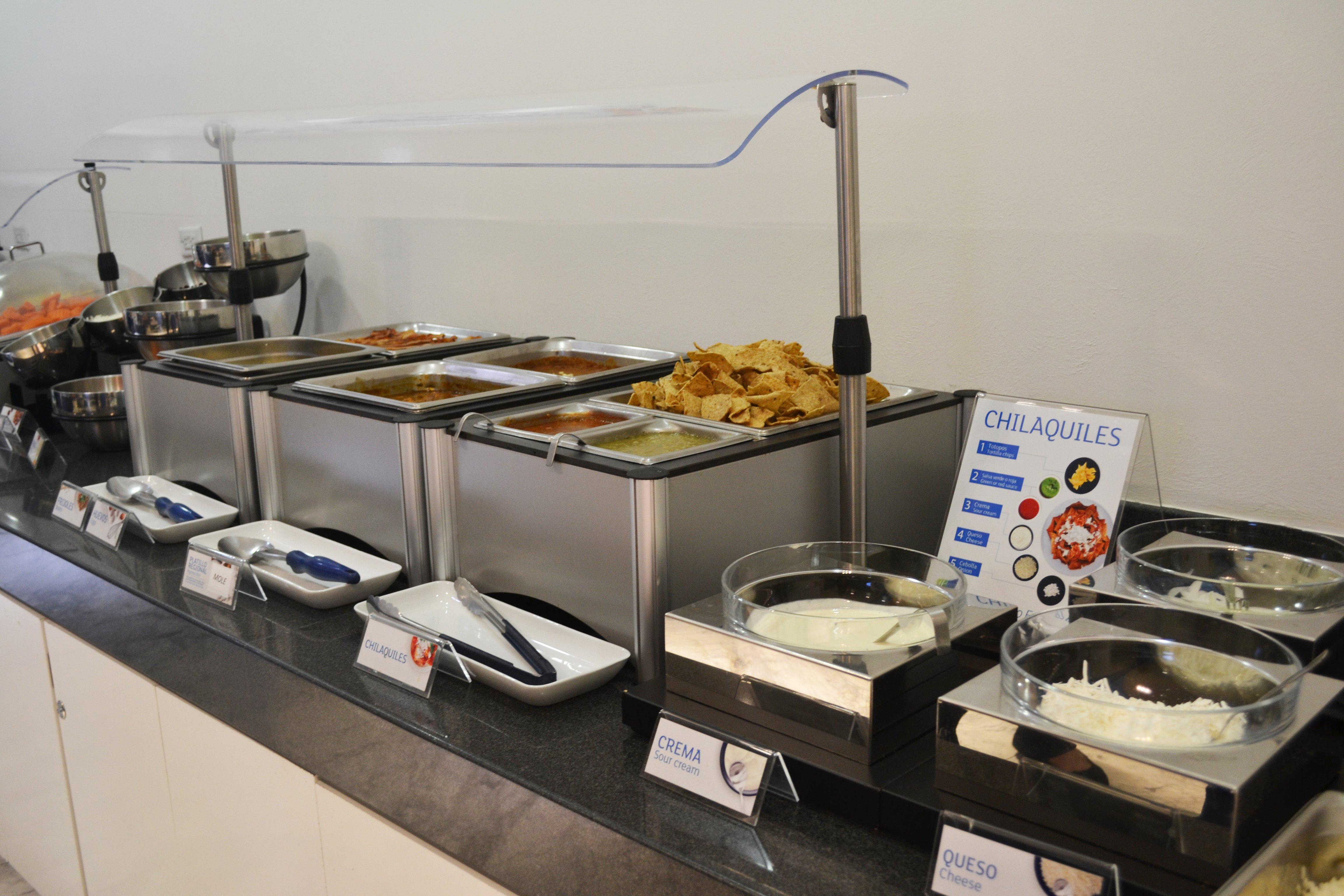 ฮอลิเดย์อินน์ เอ็กซ์เพรส ไกวมัส Guaymas ภายนอก รูปภาพ A chafing dish with a pump