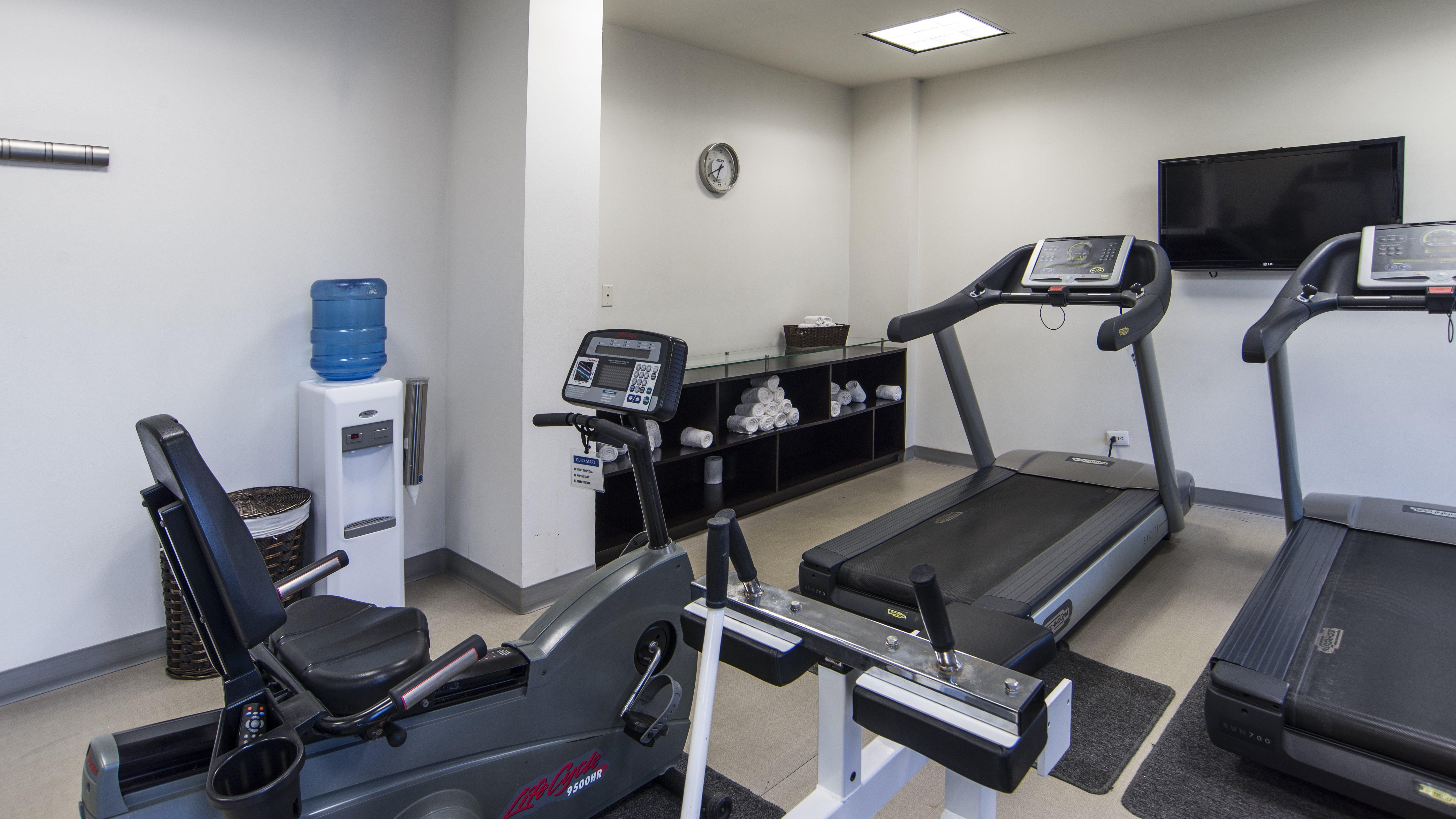 ฮอลิเดย์อินน์ เอ็กซ์เพรส ไกวมัส Guaymas ภายนอก รูปภาพ A treadmill in a gym