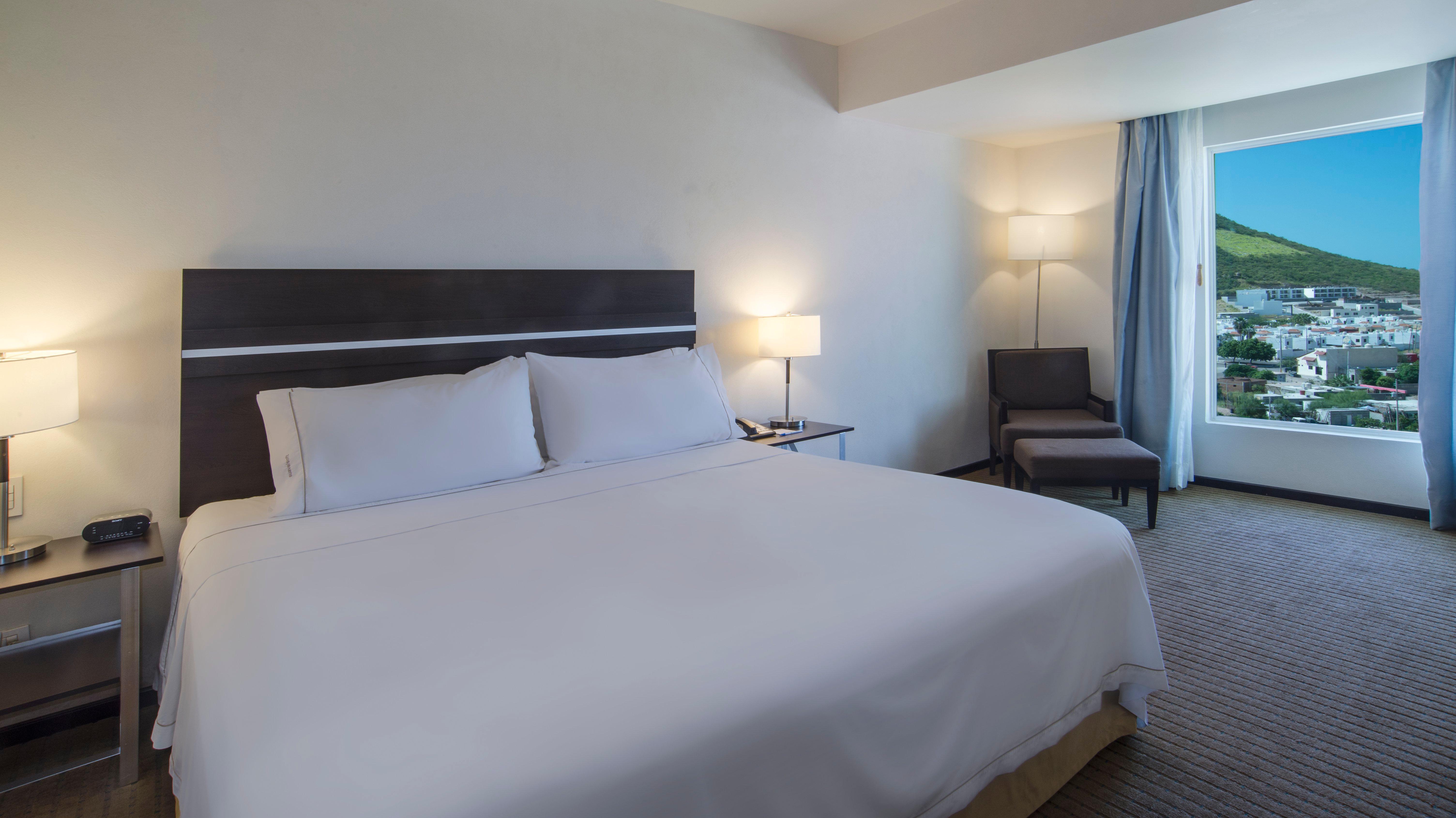 ฮอลิเดย์อินน์ เอ็กซ์เพรส ไกวมัส Guaymas ภายนอก รูปภาพ A guest room at the Hilton San Francisco Airport