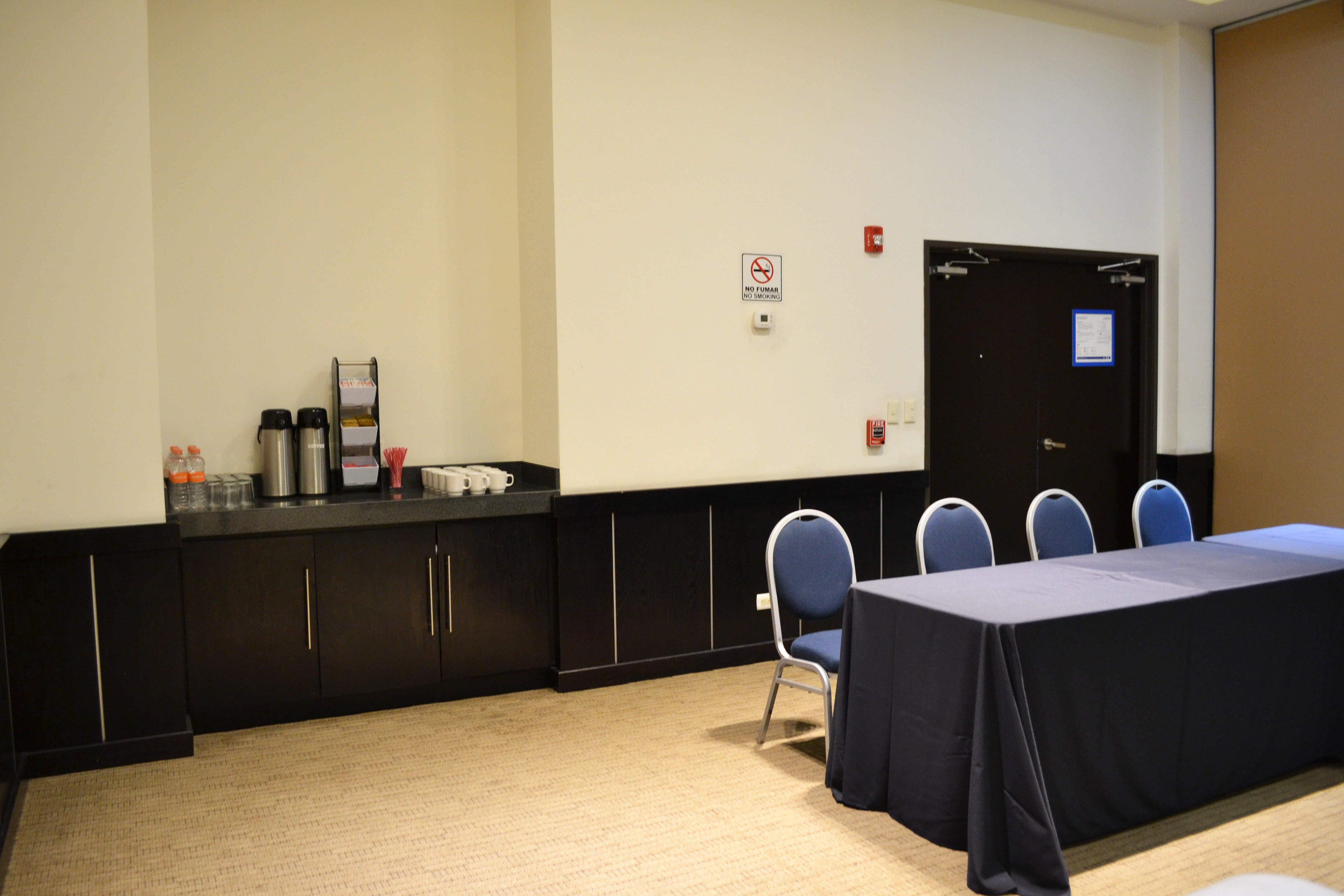 ฮอลิเดย์อินน์ เอ็กซ์เพรส ไกวมัส Guaymas ภายนอก รูปภาพ A typical coffee break area