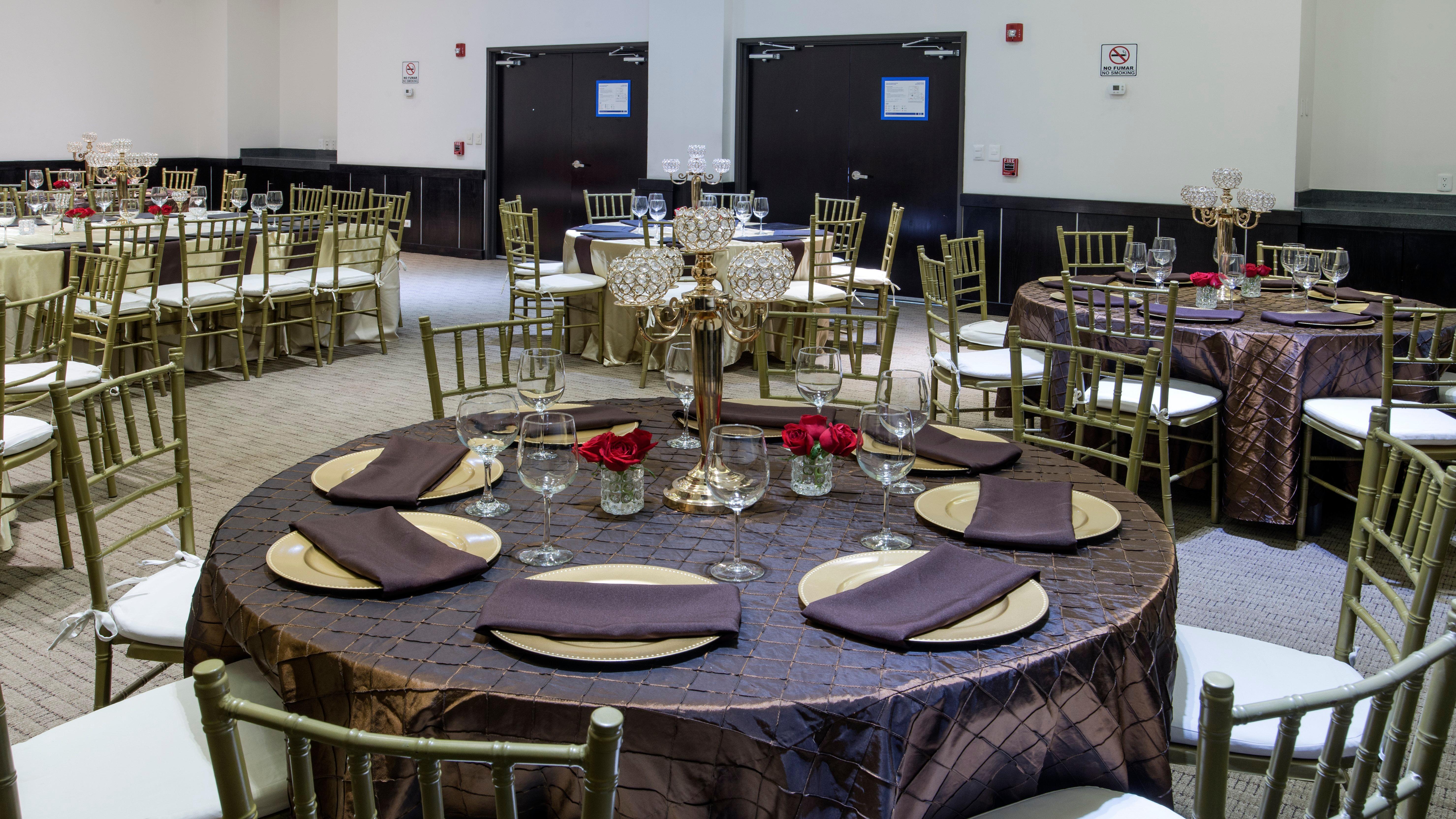 ฮอลิเดย์อินน์ เอ็กซ์เพรส ไกวมัส Guaymas ภายนอก รูปภาพ The ballroom at the 2012 Texas Book Festival