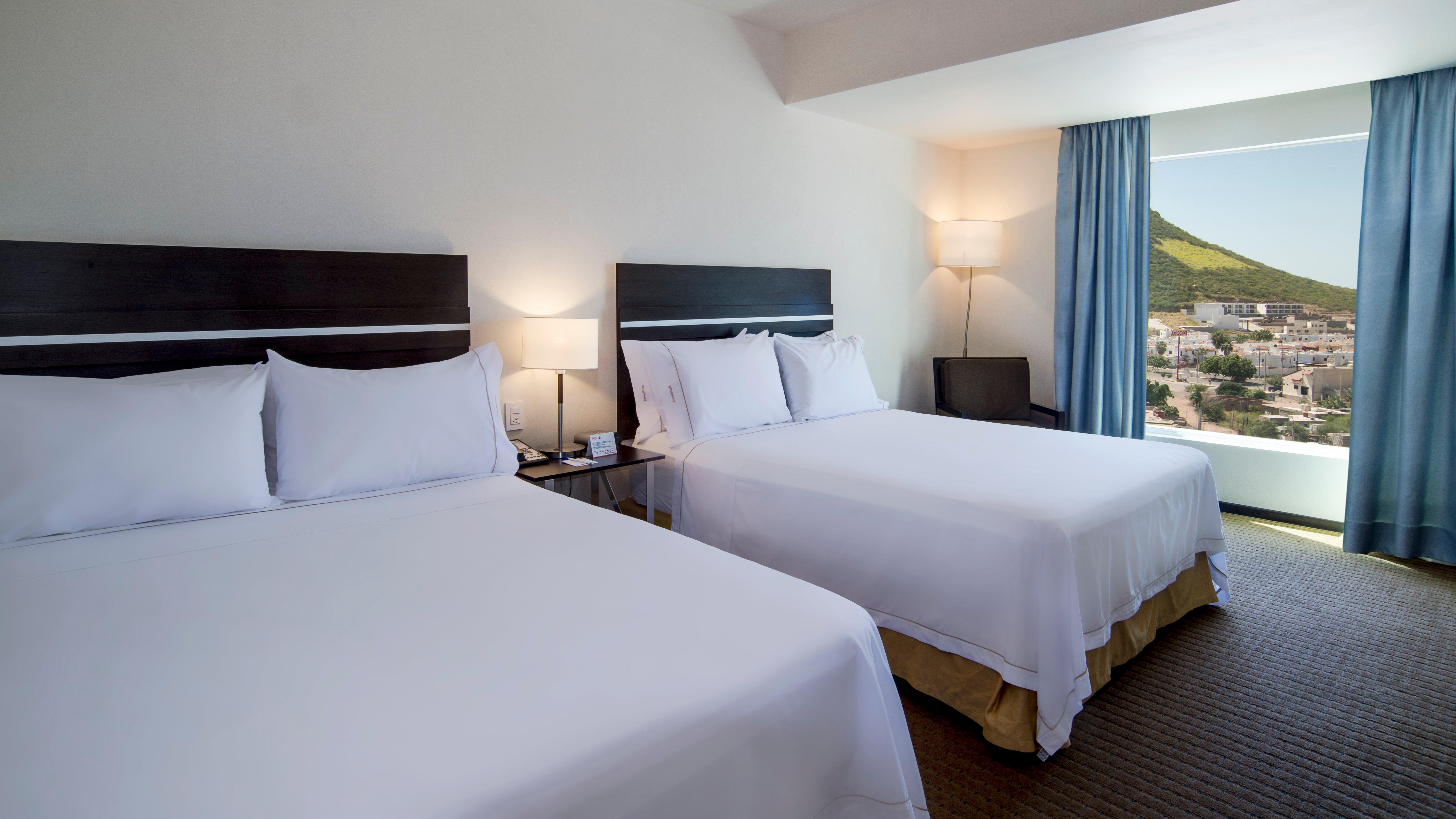 ฮอลิเดย์อินน์ เอ็กซ์เพรส ไกวมัส Guaymas ภายนอก รูปภาพ A typical guest room at the Hilton San Diego Bayfront