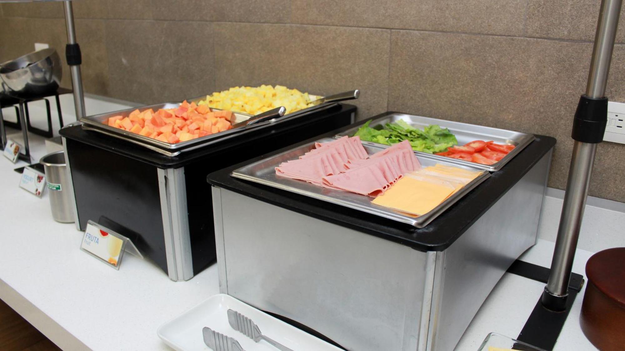 ฮอลิเดย์อินน์ เอ็กซ์เพรส ไกวมัส Guaymas ภายนอก รูปภาพ A chafing dish